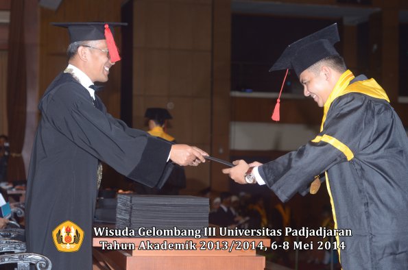 wisuda-unpad-gel-iii-ta-2013_2014-fakultas-hukum-oleh-dekan-ilalang-foto-103