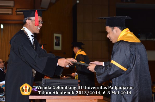 wisuda-unpad-gel-iii-ta-2013_2014-fakultas-hukum-oleh-dekan-ilalang-foto-104