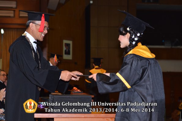 wisuda-unpad-gel-iii-ta-2013_2014-fakultas-hukum-oleh-dekan-ilalang-foto-106