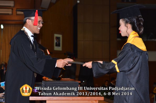 wisuda-unpad-gel-iii-ta-2013_2014-fakultas-hukum-oleh-dekan-ilalang-foto-107