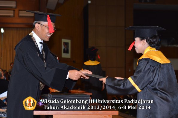 wisuda-unpad-gel-iii-ta-2013_2014-fakultas-hukum-oleh-dekan-ilalang-foto-109