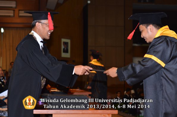 wisuda-unpad-gel-iii-ta-2013_2014-fakultas-hukum-oleh-dekan-ilalang-foto-112