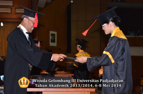 wisuda-unpad-gel-iii-ta-2013_2014-fakultas-hukum-oleh-dekan-ilalang-foto-114