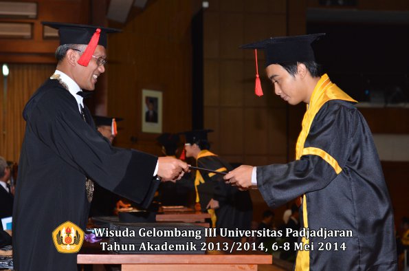 wisuda-unpad-gel-iii-ta-2013_2014-fakultas-hukum-oleh-dekan-ilalang-foto-115