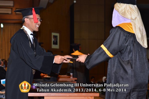 wisuda-unpad-gel-iii-ta-2013_2014-fakultas-hukum-oleh-dekan-ilalang-foto-116