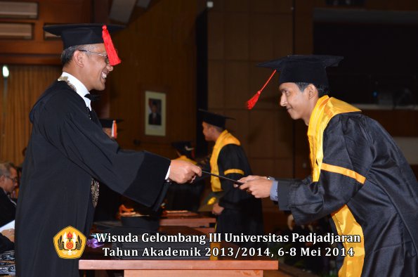 wisuda-unpad-gel-iii-ta-2013_2014-fakultas-hukum-oleh-dekan-ilalang-foto-121