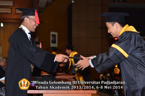 wisuda-unpad-gel-iii-ta-2013_2014-fakultas-hukum-oleh-dekan-ilalang-foto-122