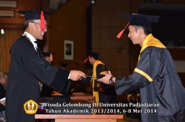 wisuda-unpad-gel-iii-ta-2013_2014-fakultas-hukum-oleh-dekan-ilalang-foto-123