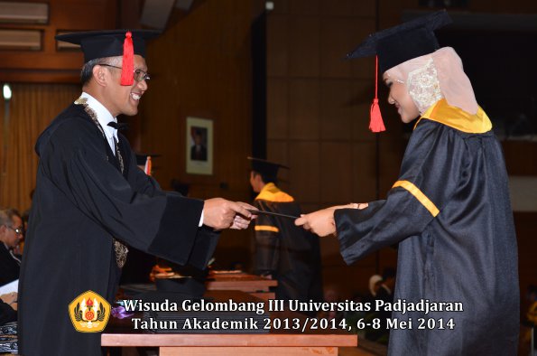 wisuda-unpad-gel-iii-ta-2013_2014-fakultas-hukum-oleh-dekan-ilalang-foto-124