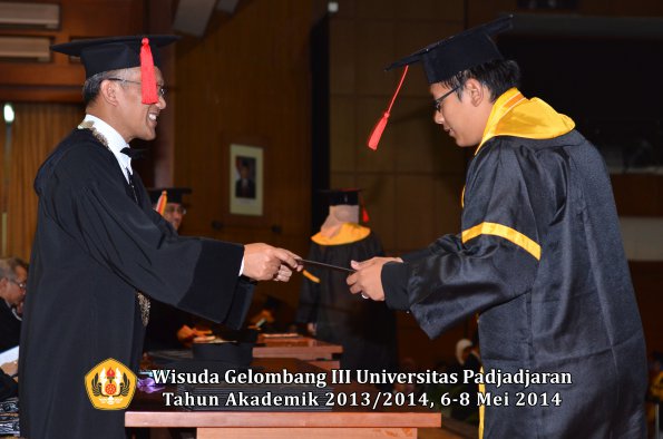 wisuda-unpad-gel-iii-ta-2013_2014-fakultas-hukum-oleh-dekan-ilalang-foto-125