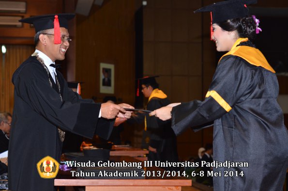 wisuda-unpad-gel-iii-ta-2013_2014-fakultas-hukum-oleh-dekan-ilalang-foto-126