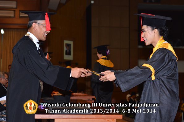 wisuda-unpad-gel-iii-ta-2013_2014-fakultas-hukum-oleh-dekan-ilalang-foto-127