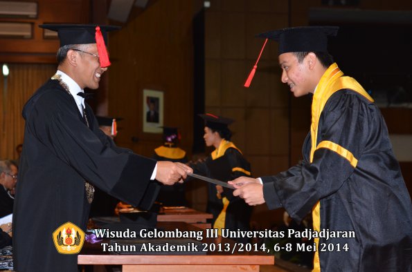 wisuda-unpad-gel-iii-ta-2013_2014-fakultas-hukum-oleh-dekan-ilalang-foto-128