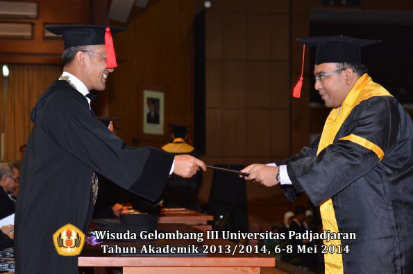 wisuda-unpad-gel-iii-ta-2013_2014-fakultas-hukum-oleh-dekan-ilalang-foto-130