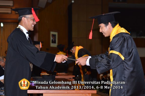 wisuda-unpad-gel-iii-ta-2013_2014-fakultas-hukum-oleh-dekan-ilalang-foto-134