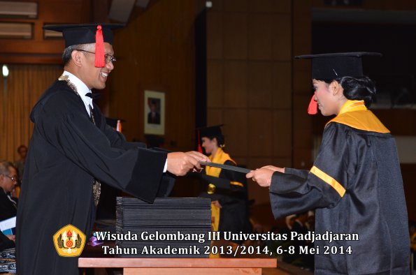 wisuda-unpad-gel-iii-ta-2013_2014-fakultas-hukum-oleh-dekan-ilalang-foto-139