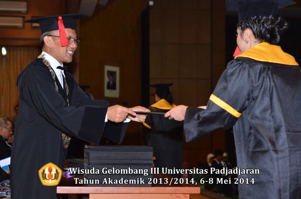 wisuda-unpad-gel-iii-ta-2013_2014-fakultas-hukum-oleh-dekan-ilalang-foto-142