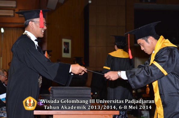 wisuda-unpad-gel-iii-ta-2013_2014-fakultas-hukum-oleh-dekan-ilalang-foto-143