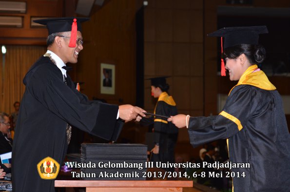 wisuda-unpad-gel-iii-ta-2013_2014-fakultas-hukum-oleh-dekan-ilalang-foto-145