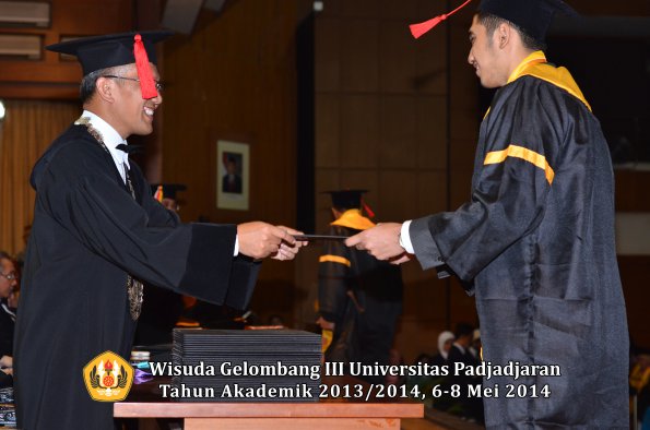 wisuda-unpad-gel-iii-ta-2013_2014-fakultas-hukum-oleh-dekan-ilalang-foto-150