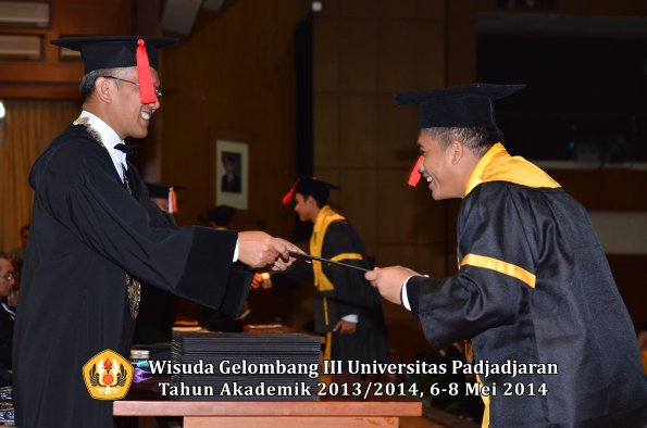 wisuda-unpad-gel-iii-ta-2013_2014-fakultas-hukum-oleh-dekan-ilalang-foto-152