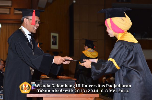 wisuda-unpad-gel-iii-ta-2013_2014-fakultas-hukum-oleh-dekan-ilalang-foto-154