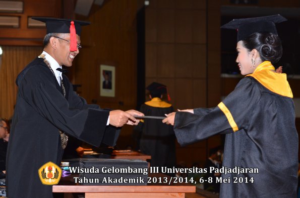 wisuda-unpad-gel-iii-ta-2013_2014-fakultas-hukum-oleh-dekan-ilalang-foto-157