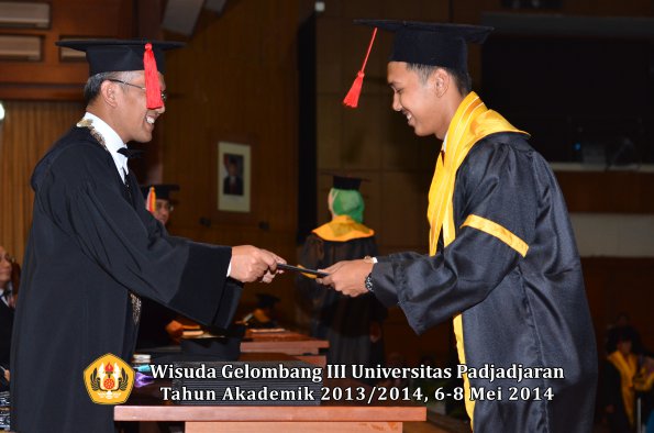 wisuda-unpad-gel-iii-ta-2013_2014-fakultas-hukum-oleh-dekan-ilalang-foto-163