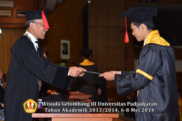 wisuda-unpad-gel-iii-ta-2013_2014-fakultas-hukum-oleh-dekan-ilalang-foto-164