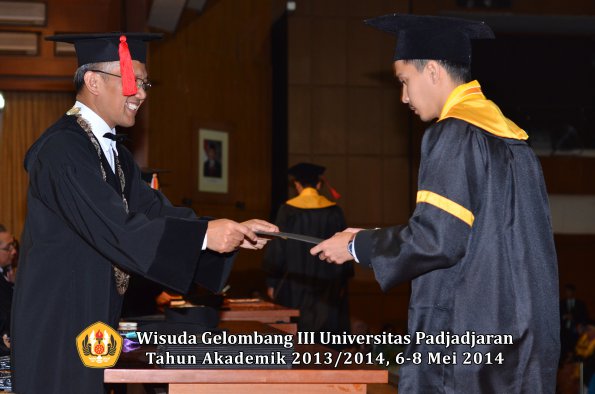 wisuda-unpad-gel-iii-ta-2013_2014-fakultas-hukum-oleh-dekan-ilalang-foto-166