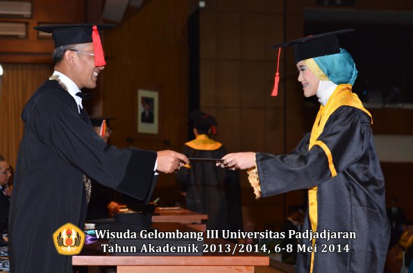 wisuda-unpad-gel-iii-ta-2013_2014-fakultas-hukum-oleh-dekan-ilalang-foto-167