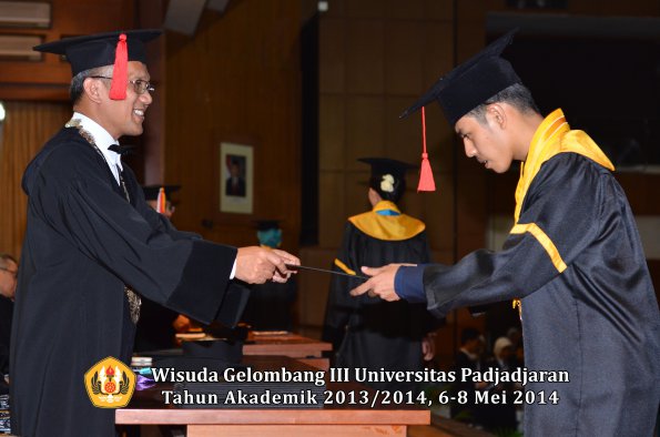 wisuda-unpad-gel-iii-ta-2013_2014-fakultas-hukum-oleh-dekan-ilalang-foto-169