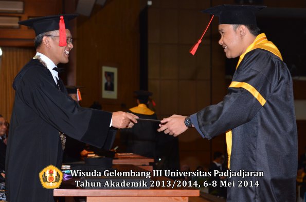 wisuda-unpad-gel-iii-ta-2013_2014-fakultas-hukum-oleh-dekan-ilalang-foto-171