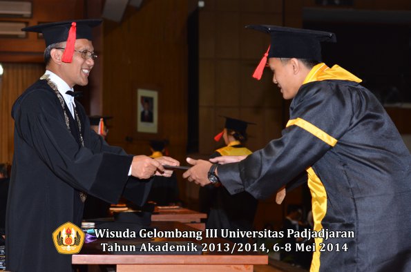 wisuda-unpad-gel-iii-ta-2013_2014-fakultas-hukum-oleh-dekan-ilalang-foto-175