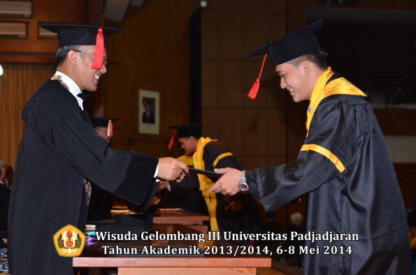 wisuda-unpad-gel-iii-ta-2013_2014-fakultas-hukum-oleh-dekan-ilalang-foto-176