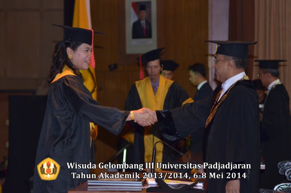 wisuda-unpad-gel-iii-ta-2013_2014-fakultas-hukum-oleh-rektor-ilalang-foto-001