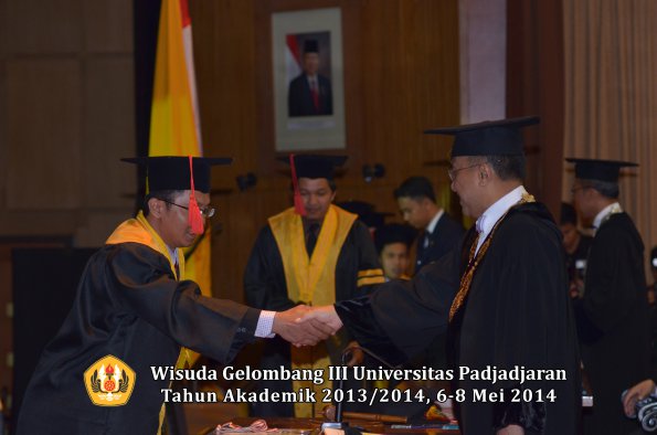 wisuda-unpad-gel-iii-ta-2013_2014-fakultas-hukum-oleh-rektor-ilalang-foto-005