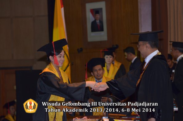 wisuda-unpad-gel-iii-ta-2013_2014-fakultas-hukum-oleh-rektor-ilalang-foto-007