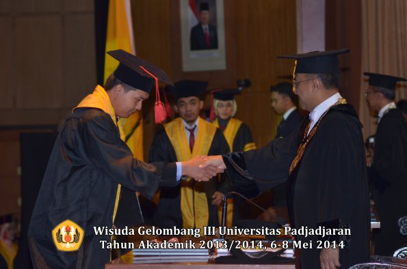 wisuda-unpad-gel-iii-ta-2013_2014-fakultas-hukum-oleh-rektor-ilalang-foto-010