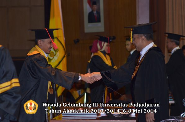 wisuda-unpad-gel-iii-ta-2013_2014-fakultas-hukum-oleh-rektor-ilalang-foto-011