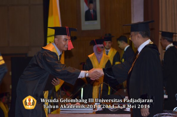 wisuda-unpad-gel-iii-ta-2013_2014-fakultas-hukum-oleh-rektor-ilalang-foto-021