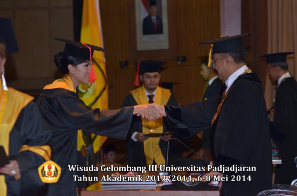 wisuda-unpad-gel-iii-ta-2013_2014-fakultas-hukum-oleh-rektor-ilalang-foto-025