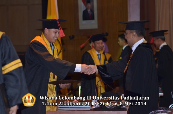 wisuda-unpad-gel-iii-ta-2013_2014-fakultas-hukum-oleh-rektor-ilalang-foto-056