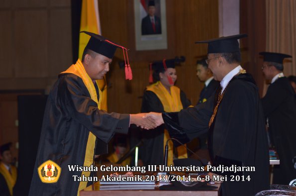 wisuda-unpad-gel-iii-ta-2013_2014-fakultas-hukum-oleh-rektor-ilalang-foto-064