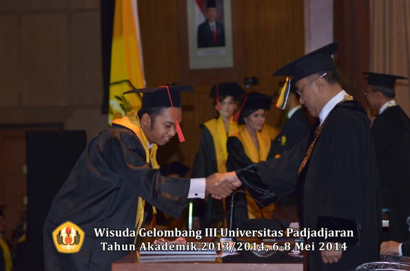 wisuda-unpad-gel-iii-ta-2013_2014-fakultas-hukum-oleh-rektor-ilalang-foto-087