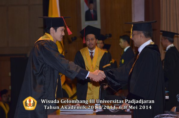 wisuda-unpad-gel-iii-ta-2013_2014-fakultas-hukum-oleh-rektor-ilalang-foto-091