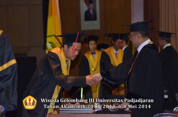 wisuda-unpad-gel-iii-ta-2013_2014-fakultas-hukum-oleh-rektor-ilalang-foto-092