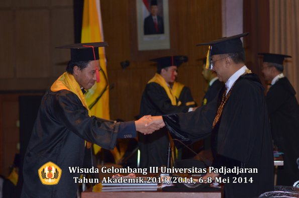 wisuda-unpad-gel-iii-ta-2013_2014-fakultas-hukum-oleh-rektor-ilalang-foto-094