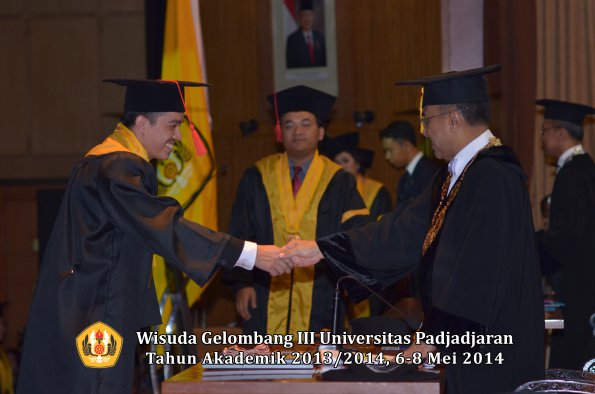 wisuda-unpad-gel-iii-ta-2013_2014-fakultas-hukum-oleh-rektor-ilalang-foto-095