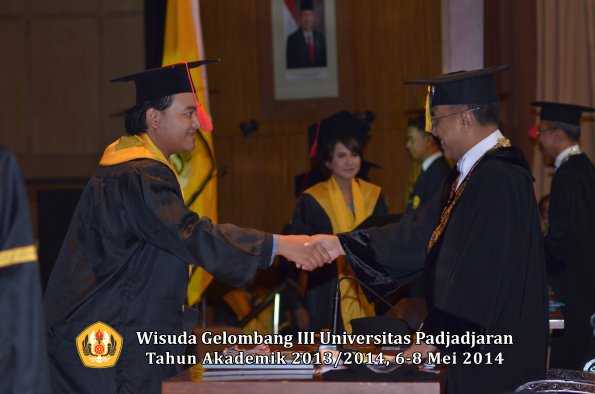 wisuda-unpad-gel-iii-ta-2013_2014-fakultas-hukum-oleh-rektor-ilalang-foto-096